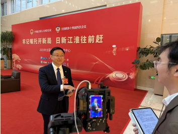 中国电视-《两会里的“随身科技”》