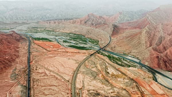 中国电视-《天山通途》
