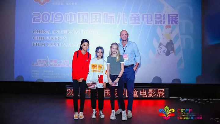 Vita (11) en haar vader tijdens het filmfestival in China