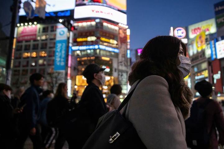 东京4月1日检验的165人中，就有68名阳性患者 (示意图／路透社)