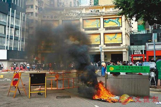 暴徒在街头纵火。图源：文汇报