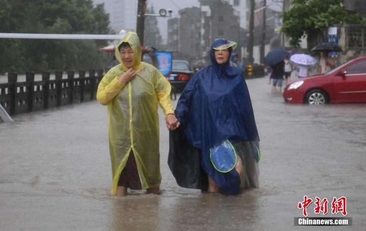 台风“黑格比”袭击浙江乐清 城区洪涝严重