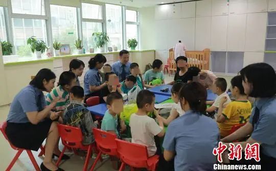 资料图:检察官们看望福利院的孩子。李晓明 摄 图片