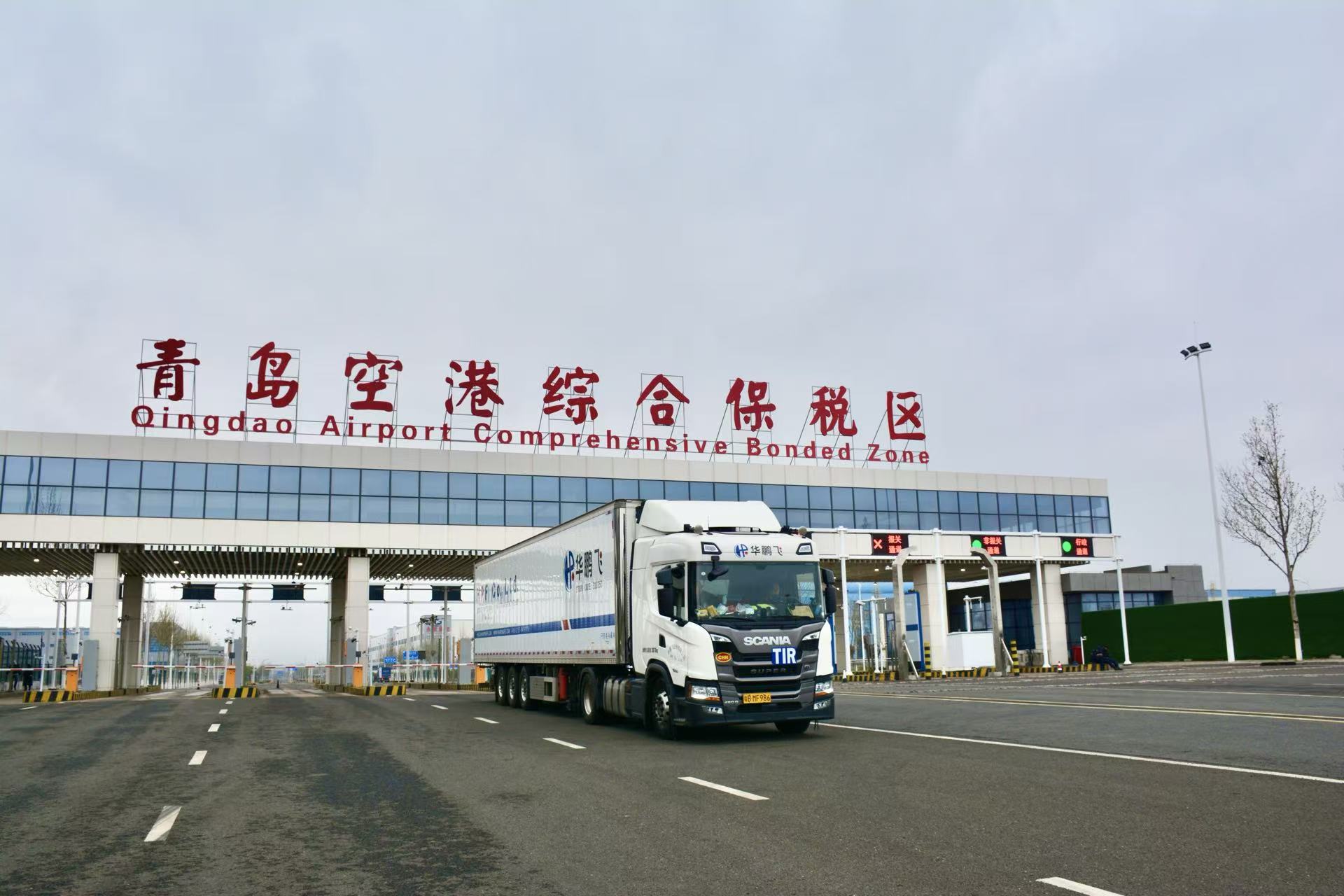 承担青岛“TIR+保税转口”业务的车辆驶向阿塞拜疆。